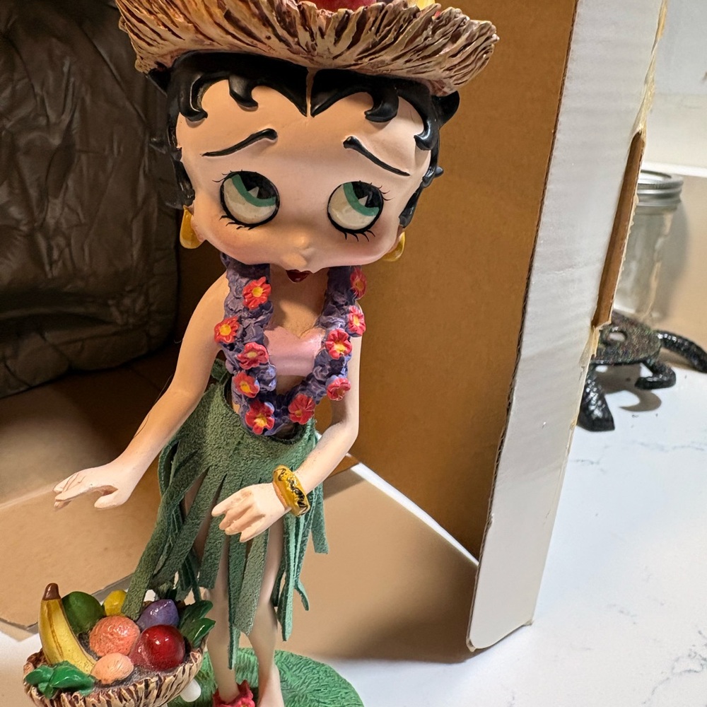 Hula Girl Betty Boop Figurine with Fruit Basket 7.5”